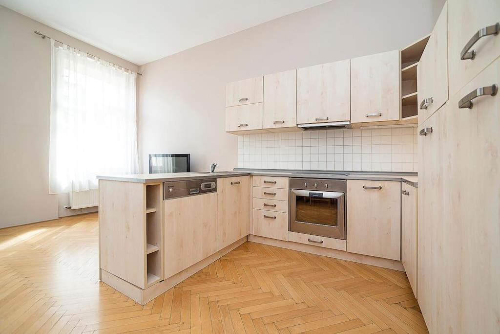 Cozy And Sunny Apartment In Uptown Прага Екстер'єр фото